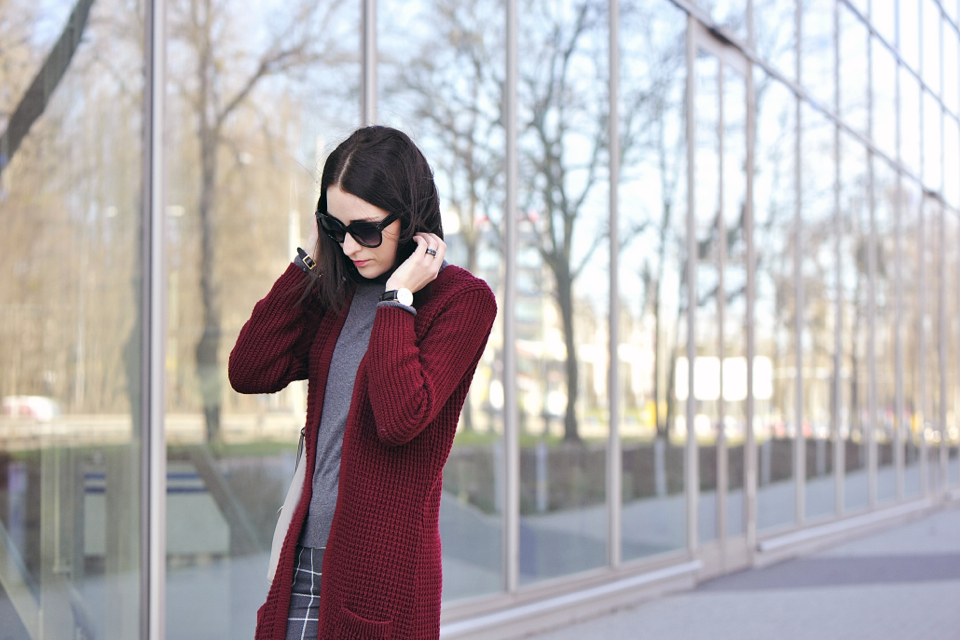 burgundy-sweater-street-fashion