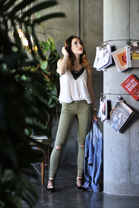 khaki-pants-in-casual-outfit
