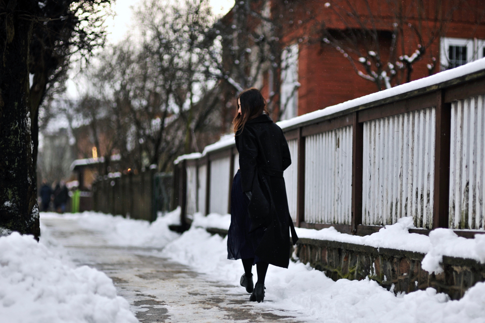 oversized-black-coat-street-style-outfit