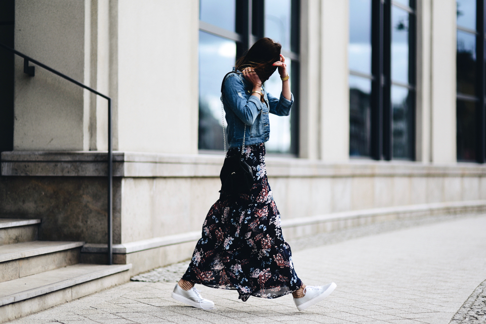 how-to-wear-long-dress-in-casual-style