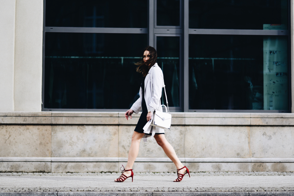 beige-trench-coat-white-bag-navy-dress-street-style-fashion