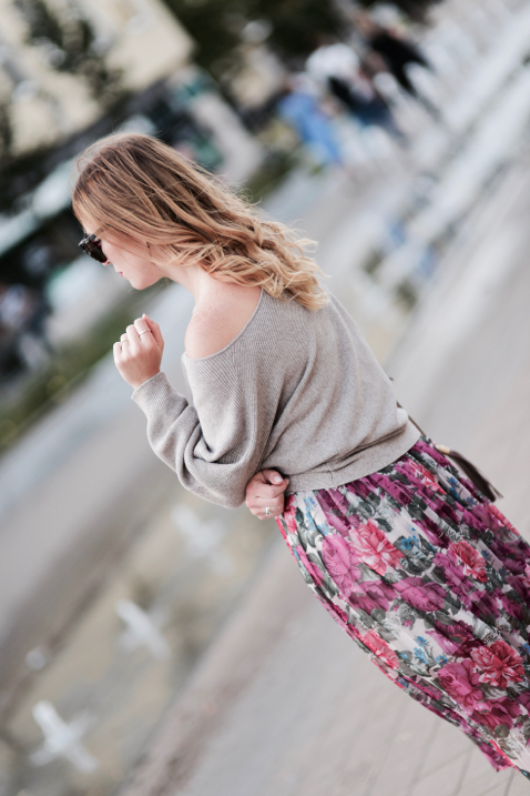 oversized-sweater-and-skirt-street-style-outfit