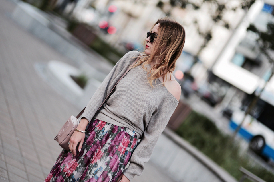 oversized-sweater-and-pleated-skirt-street-fashion-outfit