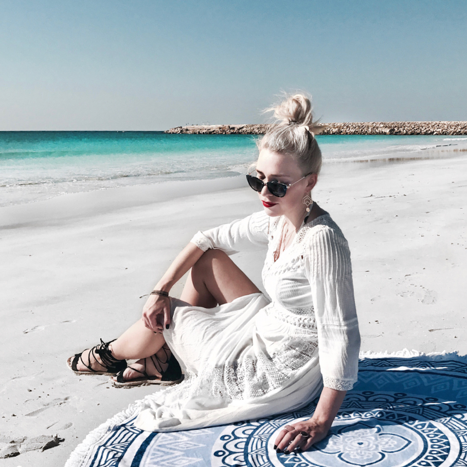 biała-sukienka-sesja-na-plaży-w-omanie