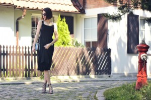 czarna-sukienka-stylizacja