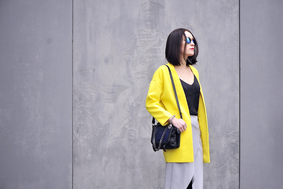 yellow-coat-street-fashion