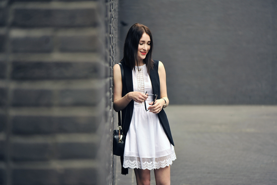 biała-sukienka-stylizacja