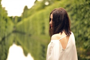 bluzka-z-dekoltem-na-plecach