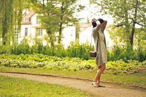 white-dress-street-fashion