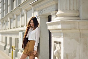 white-blouse-with-lace-street-style