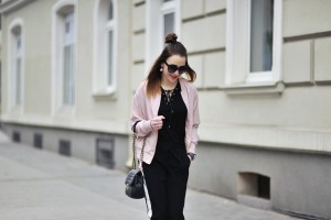 różowy bomber jacket stylizacja