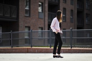 różowy-bomber-jacket-stylizacja