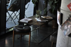 stolik-z-metalowymi-nogami-home-decor-inspiracja