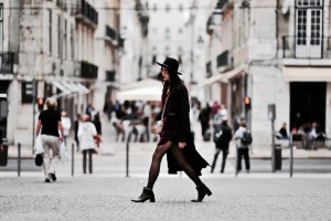 welurowa sukienka stylizacja do czego pasuje