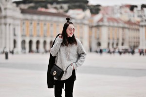 -grey-oversized-sweater-street-style