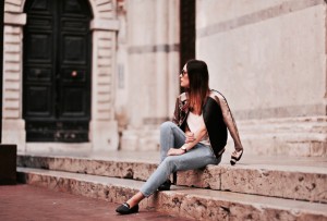 mom-jeans-stylizacja-jak-nosić