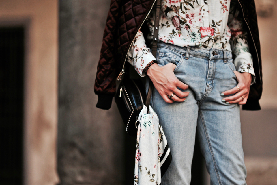 floral-print-blouse-street-style
