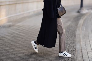 sportowe-buty-i-eleganckie-spodnie-stylizacja