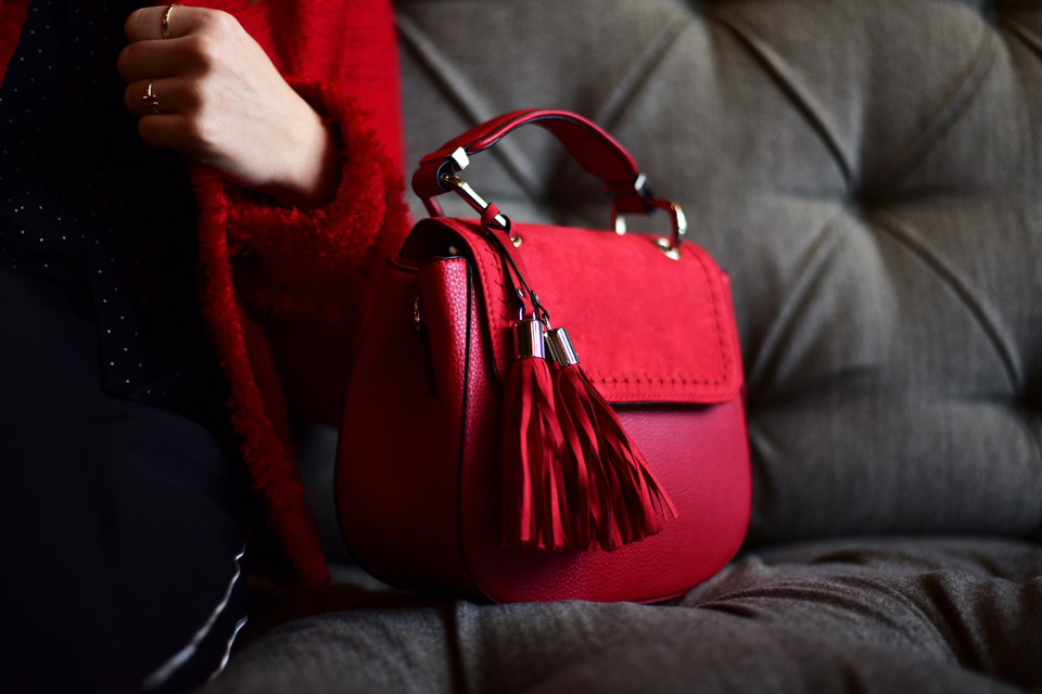 czerwona-torebka-do-czego-nosić