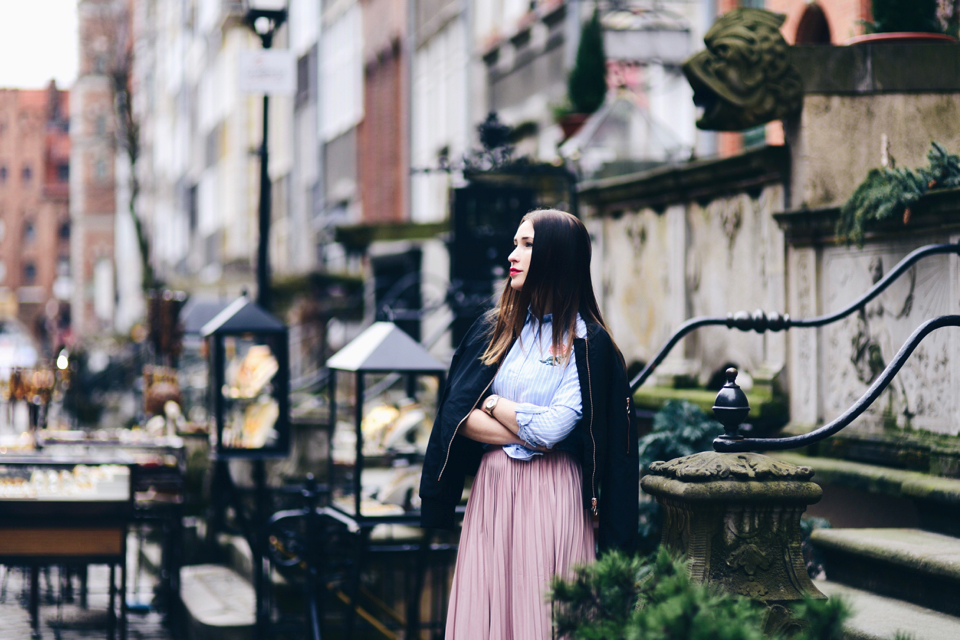 what-shirt-to-wear-with-pleated-skirt