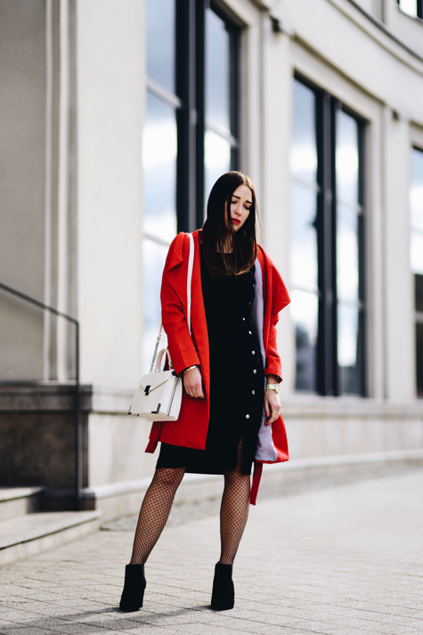 red trench coat street fashion Shiny Syl blog