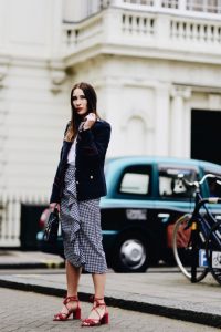 spódnica-z-asymetryczną-falbaną-top-shop-krata-vichy-stylizacja