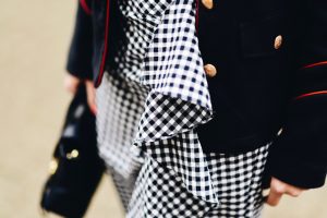 spódnica-w-kratę-vichy-z-falbanami-stylizacje-trend-street-style