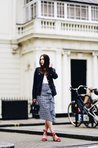 spódnica-z-asymetryczną-falbaną-top-shop-krata-vichy-stylizacja