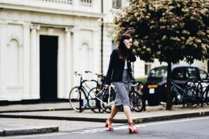 sandały-z-pomponami-stylizacje-trend-street-style