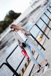 kraciasta-marynarka-t-shirt-jeansy-torebka-pinko-stylizacja-na-co-dzień