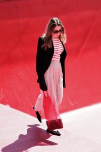 stylizacja-elegancka-czarna-damska-marynarka