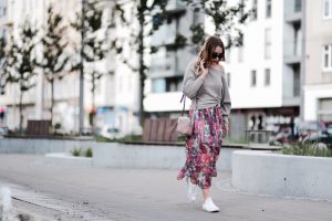 sweter oversize i spódnica stylizacja