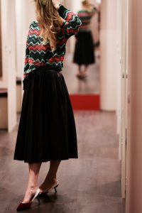 sweter-do-plisowanej-spódnicy-jak-nosić