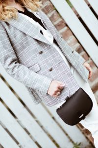 white-elegant-pants-and-checked-blazer-outfit-ideas
