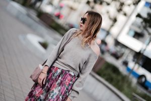 sweter-do-spódnicy-czy-pasuje