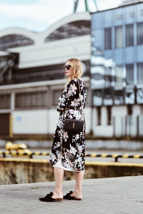 black-long-floral-kimono-street-style-outfit-idea