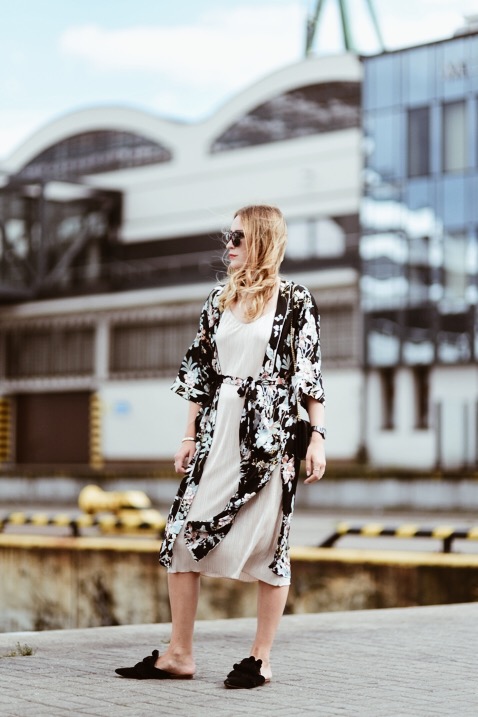 black-floral-kimono-street-fashion-outfit-idea
