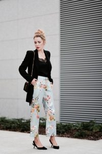 spodnie-w-kwiaty-we-wzory-jak-nosić-stylizacje
