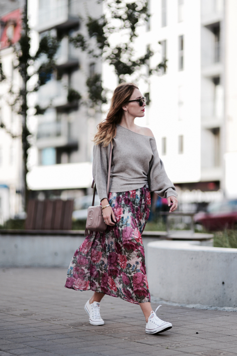 outfit-ideas-with-pleated-skirt-white-chucks-gucci-soho-disco-bag