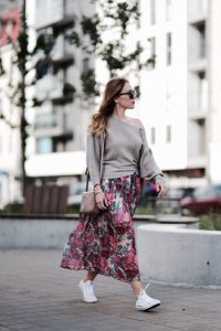 sweter-oversize-do-spódnicy-jak-nosić-stylizacja