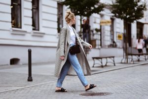 spodnie-mom-jeans-z-perłami-biała-koszula-stylizacja