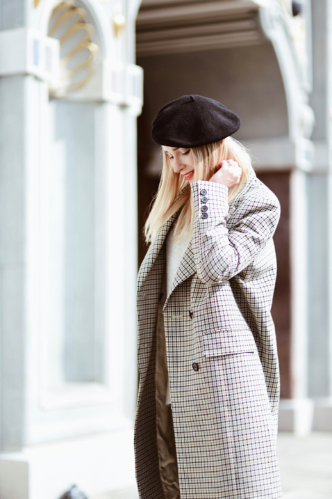 długi-płaszcz-w-kratę-hm-trend-beret-stylizacja