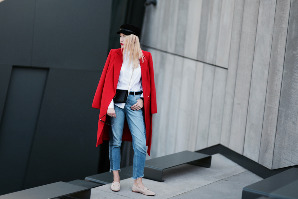czerwony płaszcz stylizacja do czego nosić