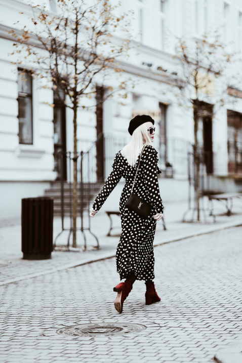 jakie-buty-do-sukienki-zimą-stylizacja-beret-czerwone-botki-sukienka-w-groszki