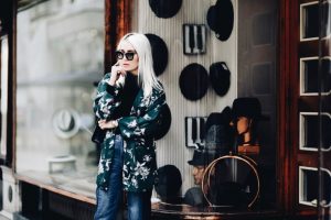 kimono-w-kwiaty-jeansowe-kuloty-golf-jak-nosić-stylizacja-stylizacje