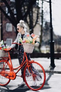 białe-trampki-do-sukenki-białe-conversy-stylizacja-stylizacje