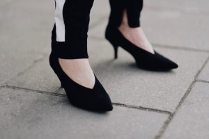 jakie-buty-pasują-do-spodni-z-lampasem-stylizacja
