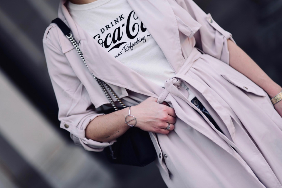bluzka-z-napisem-coca-cola-gdzie-kupic-stylizacja-tally-weijl