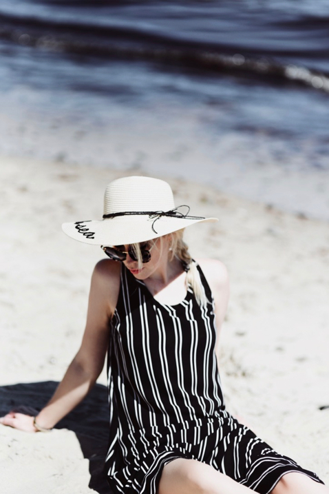 kapelusz-z-napisem-zdjęcia-na-plaży-stylizacja-blog-o-modzie-gdańsk