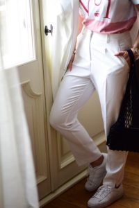 biała-marynarka-białe-spodnie-w-kant-do-czego-nosić-do-czego-ubierać-jak-nosić-stylizacja